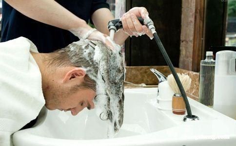 教你如何正确清洁头发