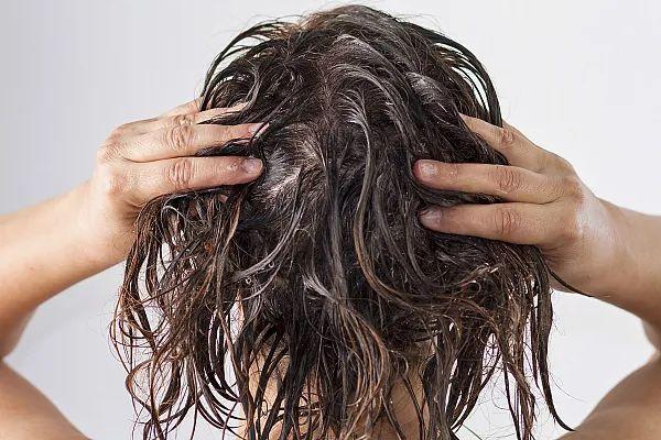 湿发睡觉的危害可不只是感冒！立秋后这样做，教你养出好头发