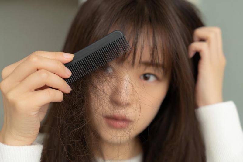 未老先秃年轻人涌入植发门诊，医生：往往是因为这些原因